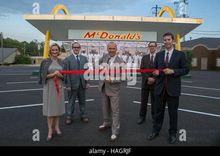 Il fondatore è un 2016 American Biographical film di fiction diretto da John Lee Hancock e scritto da Robert Siegel. Il film ritrae la storia di Ray Kroc e la sua acquisizione della McDonald's una catena di fast food. Il film stelle Michael Keaton come Kroc e Laura Dern ha come sua moglie Ethel Fleming. Questa fotografia è per il solo uso editoriale ed è il copyright del film company e/o il fotografo assegnato dal film o società di produzione e può essere riprodotto solo da pubblicazioni in congiunzione con la promozione del film di cui sopra. Un credito per il film company è richiesto. La foto Foto Stock