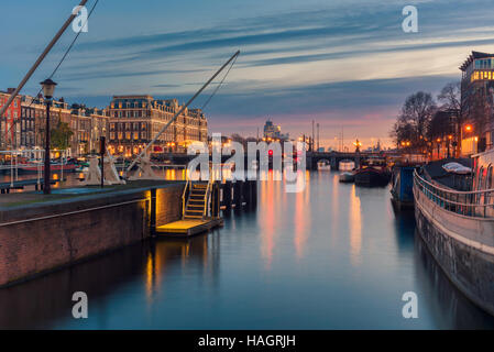 Fiume Amstel e dintorni in Amsterdam Paesi Bassi Foto Stock