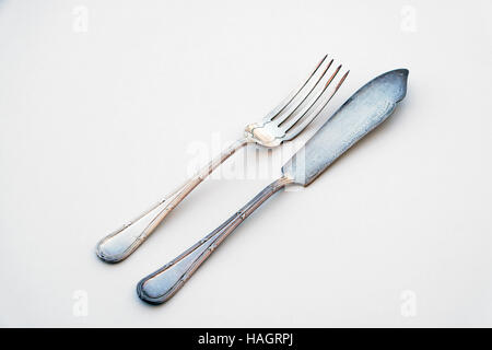 Il vecchio coltello e forchetta argento - bellissimo vintage posate sul tavolo bianco