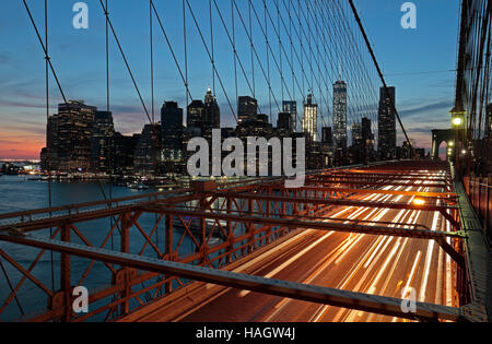 Il centro di Manhattan al tramonto visto dal Ponte di Brooklyn, New York, Stati Uniti. Foto Stock