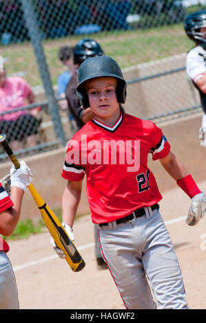 La gioventù di baseball teenage kid dopo aver eseguito le basi. Foto Stock