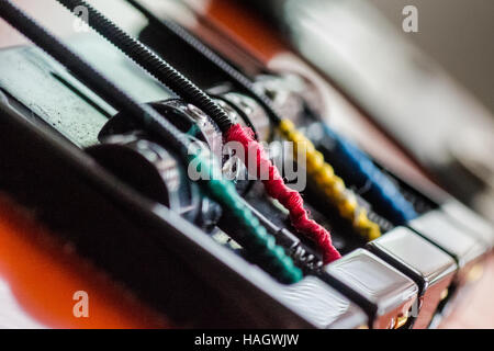 Stringhe su un bass guitar bridge Foto Stock