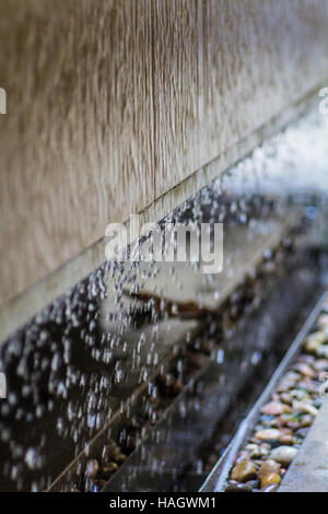 Le goccioline di acqua a cascata da scultura su Londra Foto Stock