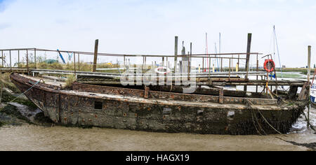 Vecchio ferro arrugginito barge sulla riva del fiume Foto Stock