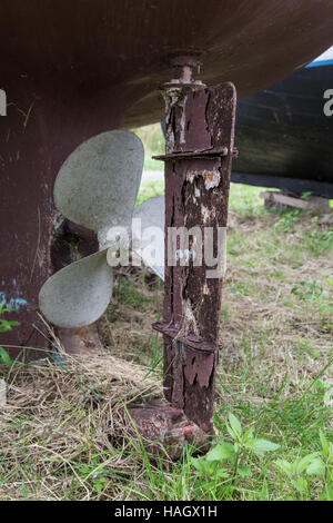 Rusty il timone ed elica su una barca in bacino di carenaggio Foto Stock