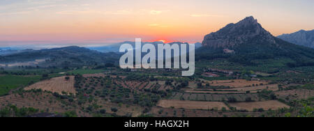 Sunrise oltre la Muntanya Santa Barbara / Santa Barbara montagna, Horta de Sant Joan, Catalogna Foto Stock