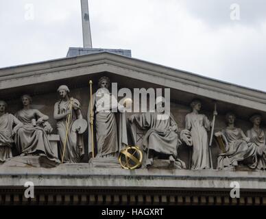 Dettagli del frontone sovrastante il Museo ingresso dalla strada del British Museum di Londra, Inghilterra. Foto Stock