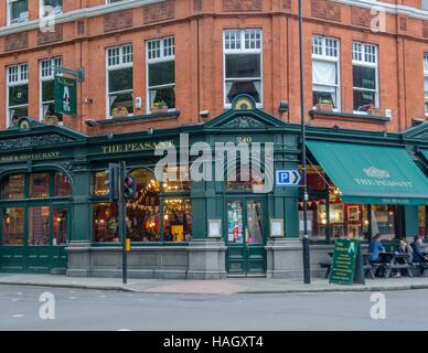 Le persone godono di un pasto presso il contadino Gastropub di Clerkenwell, Londra, Inghilterra. Foto Stock