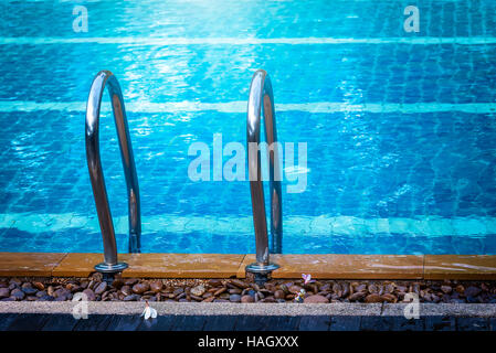 Piscina con scala in vista ravvicinata Foto Stock