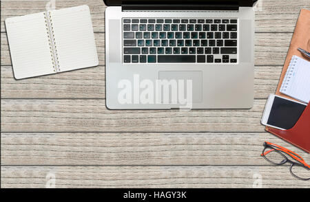 Laptop e forniture per ufficio su un tavolo di legno sfondo,vista superiore Foto Stock