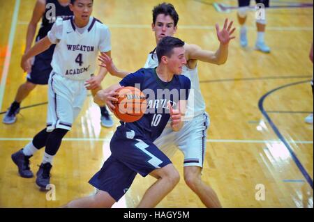 Giocatore guida lungo la linea di base verso il cestello durante una scuola di gioco di basket. Stati Uniti d'America. Foto Stock