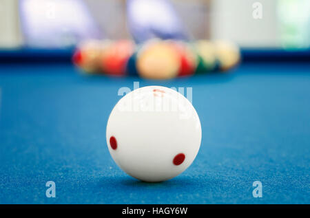 La sfera bianca sul tavolo da biliardo,shallow DOF Foto Stock