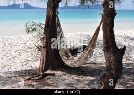 Amaca all'ombra sulla bellissima Koh Tui sulla spiaggia di Koh Rong, Cambogia Foto Stock