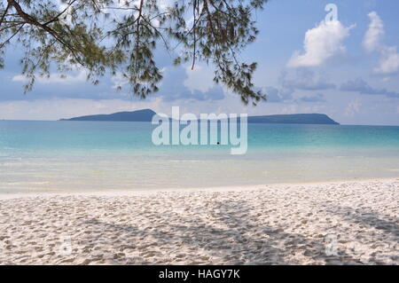 Neve bianca spiaggia sabbiosa di Koh Rong, vista di Koh Rong Samloem, Cambogia Foto Stock