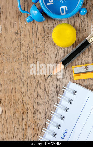 Scuola cancelleria su sfondo di legno Foto Stock