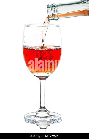 Vino rosso versato in un bicchiere isolato su bianco Foto Stock