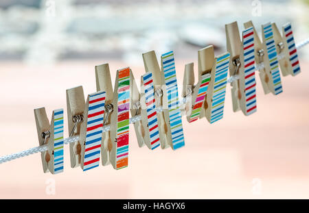 Colorato di clothespins in legno su una fune Foto Stock