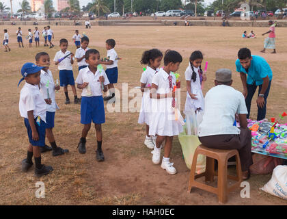 Un gruppo di scolari su Galle Face Green,Colombo, Sri Lanka. Foto Stock