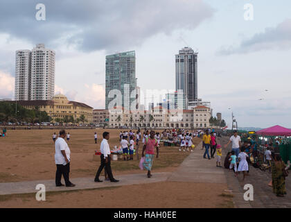 Le persone sul lungomare a Galle Face Green, Colombo, Sri Lanka, Foto Stock