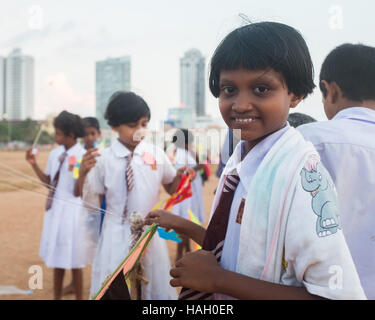 Gruppo di bambini in età scolare su Galle Face Green in Colombo, Sri Lanka. Foto Stock