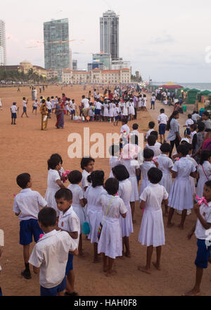 Un gruppo di scolari su Galle Face Green, Colombo, Sri Lanka, Foto Stock