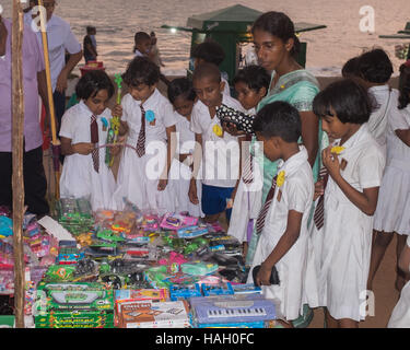 Un gruppo di bambini della scuola guardando Toy Box su Galle Face Green,Colombo, Sri Lanka. Foto Stock