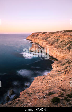 Kalbarri scogliere di arenaria e Isola Rock al tramonto. Kalbarri, Australia occidentale Foto Stock