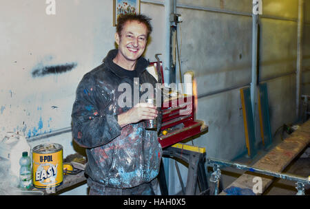 Andy Russell narrowboat pittore al lavoro 2016 Foto Stock