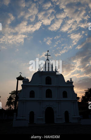 Silhouette al tramonto di "Nostra Signora della vita la Chiesa, Fort Kochi India. Foto Stock