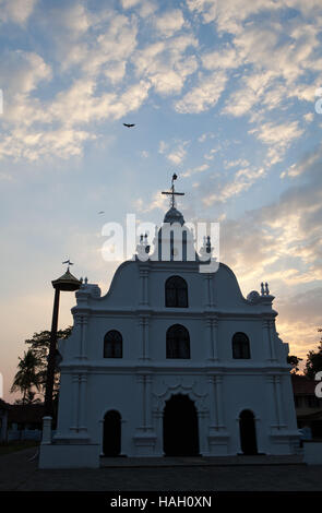 Silhouette al tramonto di "Nostra Signora della vita la Chiesa, Fort Kochi India. Foto Stock