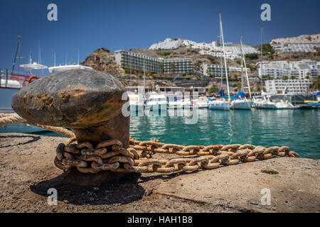 Bollard con una catena in un porto di Puerto Rico a Gran Canaria, Spagna Foto Stock