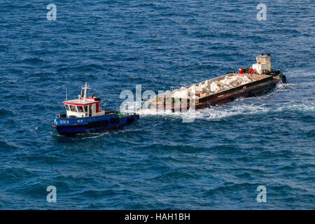 Chiatta piena di pietre per la costruzione del porto , Split, Croazia. Foto Stock