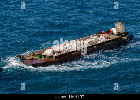 Chiatta piena di pietre per la costruzione del porto , Split, Croazia. Foto Stock