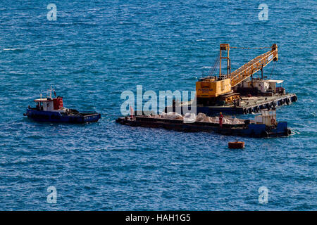 Chiatta piena di pietre per la costruzione del porto , Split, Croazia. Foto Stock