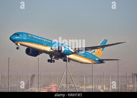 Vietnam Airlines Boeing 787-9 VN-A863 Dreamliner uscire dall'Aeroporto Heathrow di Londra, Regno Unito Foto Stock