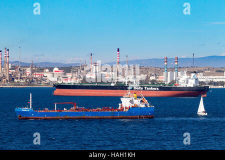 Gibunker 100, Olio, prodotti, Cisterna e il Meltemi Delta, navi cisterna per il trasporto di petrolio greggio carrierer off San Roque raffineria Foto Stock