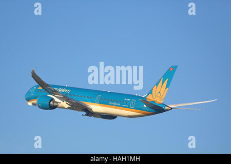 Vietnam Airlines Boeing 787-9 VN-A863 Dreamliner uscire dall'Aeroporto Heathrow di Londra, Regno Unito Foto Stock