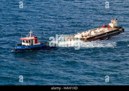 Chiatta piena di pietre per la costruzione del porto , Split, Croazia. Foto Stock