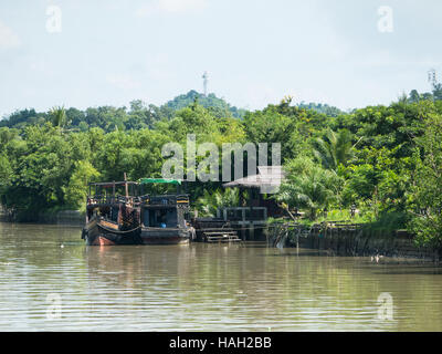 Le imbarcazioni turistiche ormeggiato a Mrauk U sul fiume Kaladan in Stato di Rakhine di Myanmar. Foto Stock