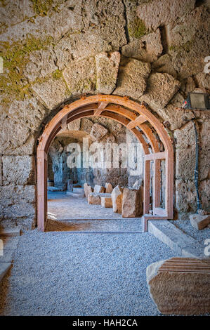Un arco messi in sicurezza con una cornice di legno all'interno dell'antico anfiteatro romano situato nella città turca di lato. Foto Stock