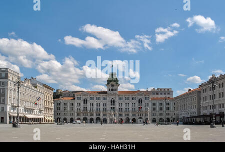 La piazza principale e il municipio di Trieste Foto Stock
