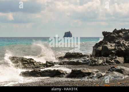 Acqua grezza sulla riva di Stromboli Foto Stock