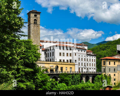 Vecchia torre medievale e le case di Castelnuovo di Garfagnana, un piccolo borgo in toscana Foto Stock