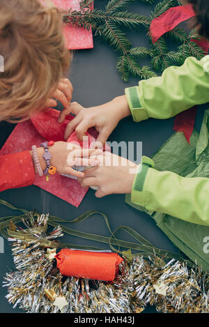 Bambini avvolgente un dono Foto Stock