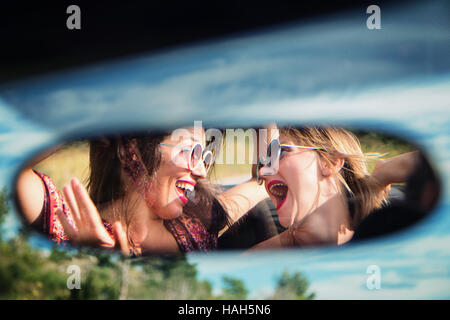 Due ragazze felici in un auto retrovisore. Foto Stock