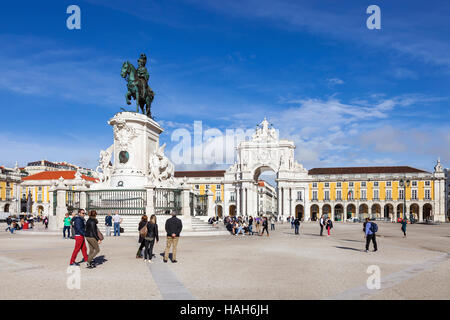 Lisbona, Portogallo. Praca do Comercio o Terreiro do Paco, con la mitica re Dom Jose io statua e Arco Trionfale Foto Stock