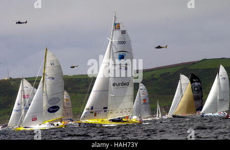 AJAXNETPHOTO. 4Giugno, 2000. PLYMOUTH in Inghilterra. - Europa 1 uomo nuovo STAR TRANSAT YACHT RACE - L'INIZIO DELL'EUROPA 1 uomo nuovo star a mano singola gara transatlantica. foto:TONY CARNEY/Acme/AJAX REF:YACHTR 2 Foto Stock