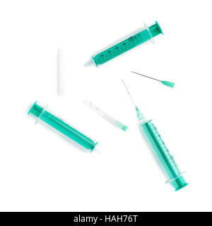 Medical siringhe con aghi giacente isolate su sfondo bianco Foto Stock