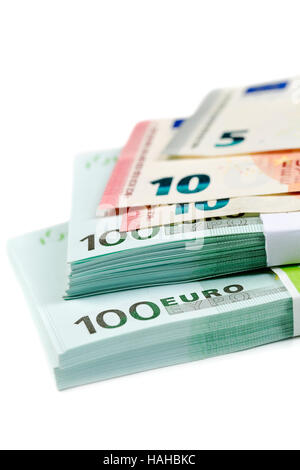 Pila di banconote con 100, 10 e 5 euro isolati su bianco Foto Stock