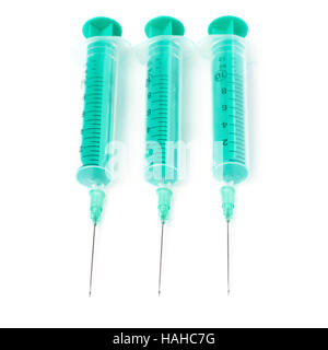 Medical siringhe con aghi giacente isolate su sfondo bianco Foto Stock